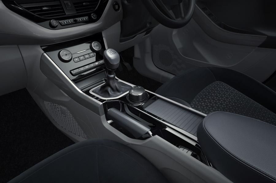 Детали интерьера Tata Nexon 2017 года  (фото 6 из 22)
